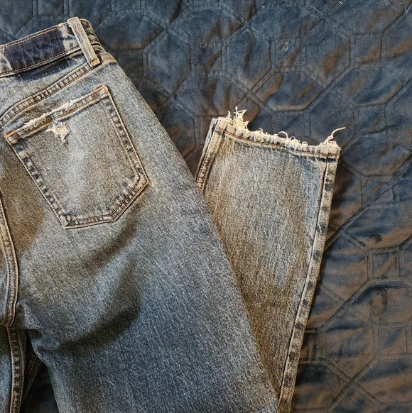 NWT A&F Curve Love 25 Short Distressed High Waisted The Mom Jean - Picture 4 of 6